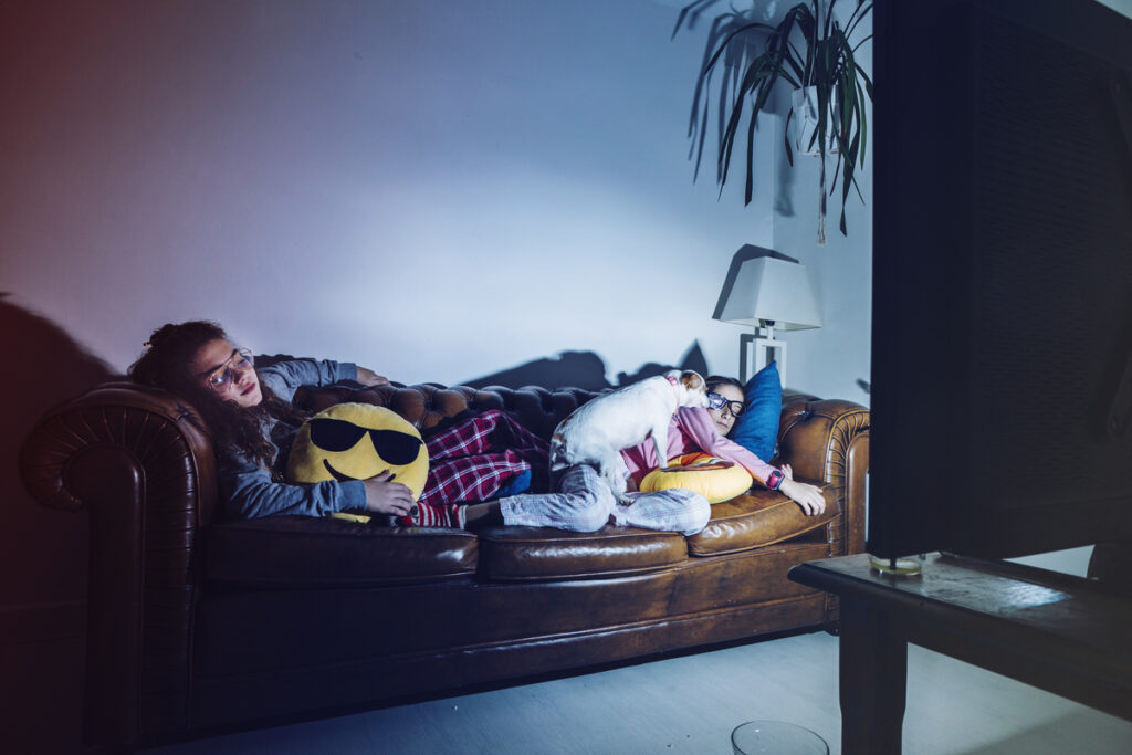 tidur nyenyak saat tv menyala 